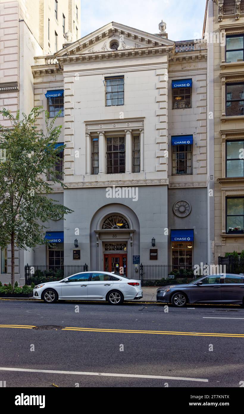 35 East 72nd Street, a limestone-clad bank designed by Cross & Cross and built in 1932. Stock Photo