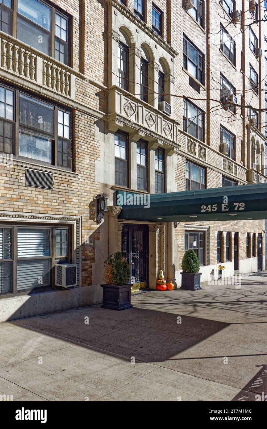 245 East 72nd Street, a brick and stone apartment building designed by Gronenberg & Leuchtag, built 1929. Stock Photo