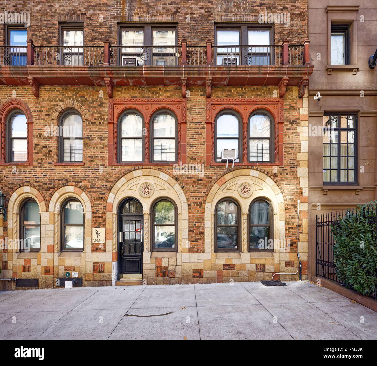 242 East 72nd Street, a brick and terra cotta apartment building designed by J.M. Felson, built 1929. Stock Photo