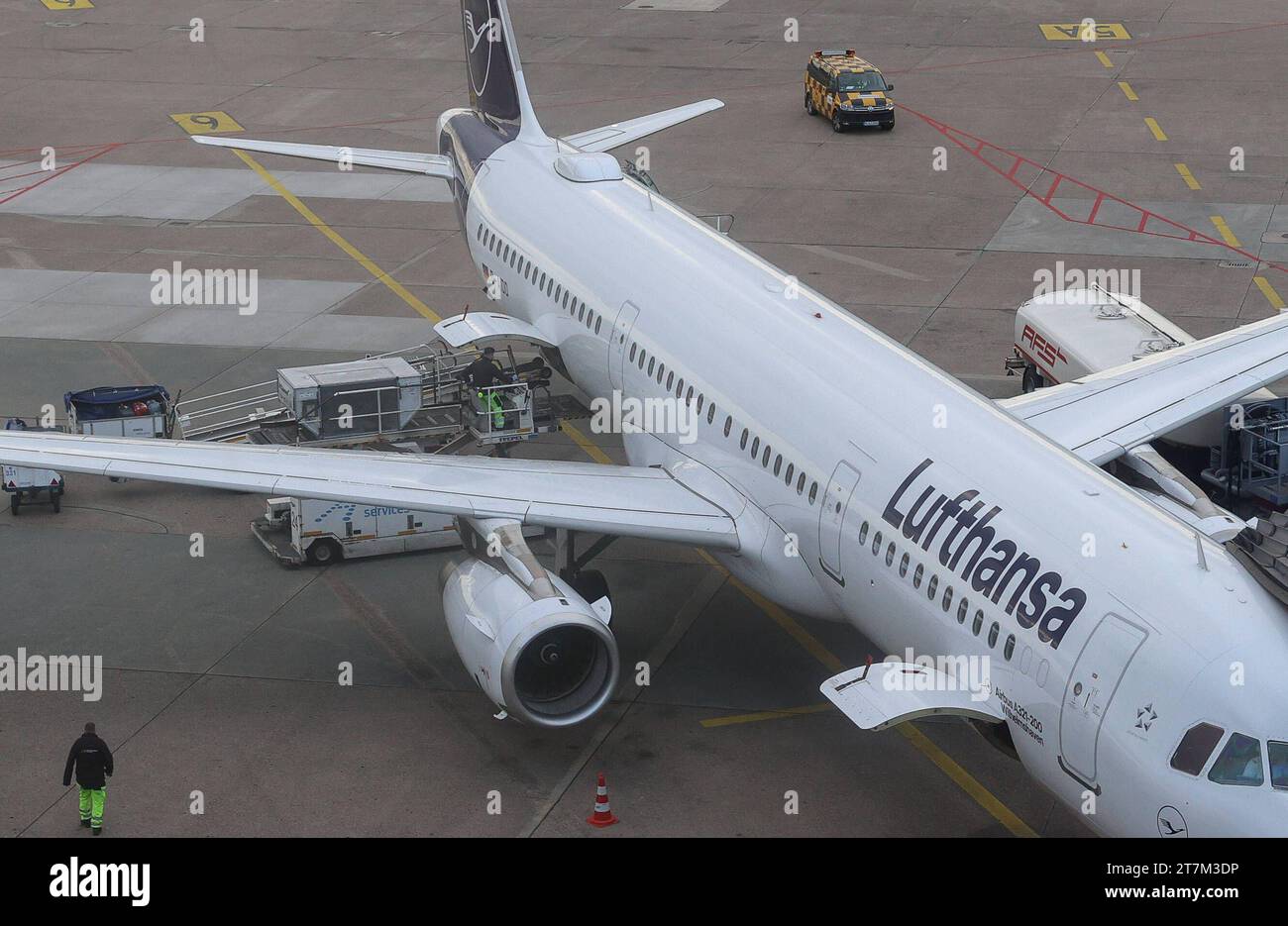 Hannover, Flughafen, Vorfeld, Lufthansa Airbus A321-200, wird mit Gepäck beladen, *** Hanover, airport, apron, Lufthansa Airbus A321 200, being loaded with baggage, Stock Photo