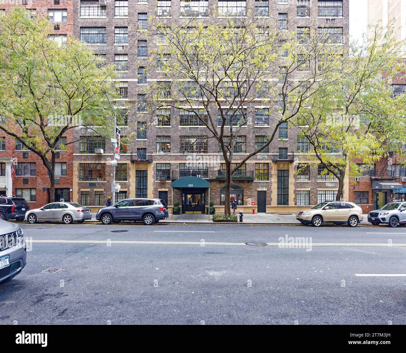 325 East 72nd Street, a brick and stone apartment building designed by Leonard Cox for A. Busselle & A.C. Holden, Assoc., built 1927. Stock Photo