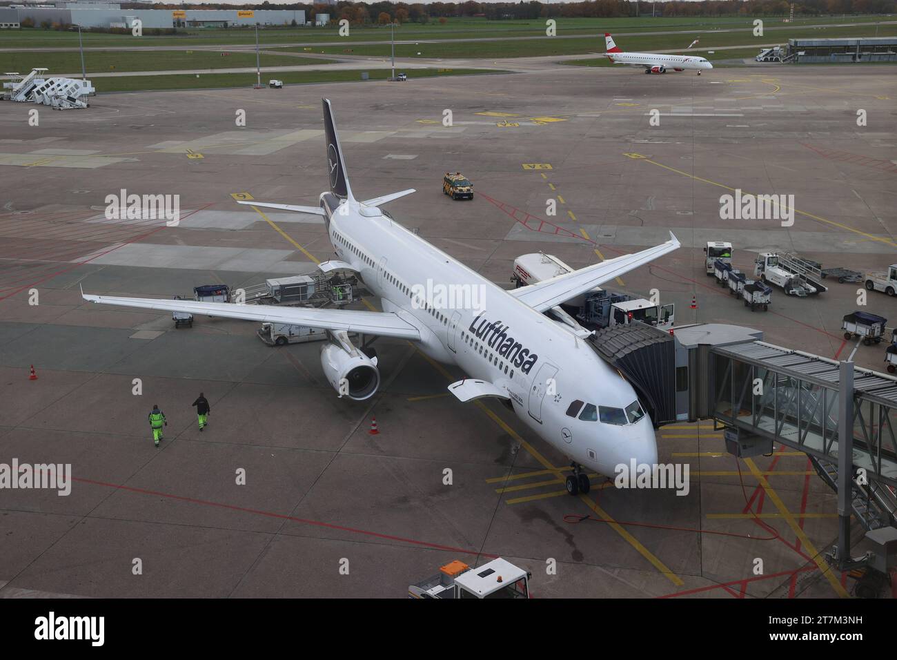 Hannover, Flughafen, Vorfeld, Lufthansa Airbus A321-200, wird mit Gepäck beladen, *** Hanover, airport, apron, Lufthansa Airbus A321 200, being loaded with baggage, Credit: Imago/Alamy Live News Stock Photo