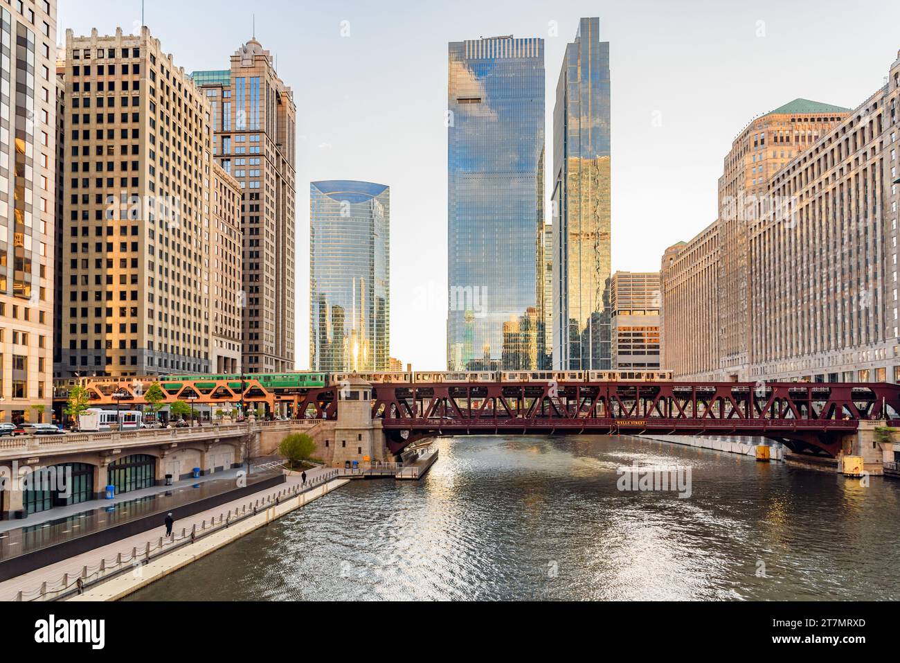 Chicago skyline and river hi-res stock photography and images - Alamy