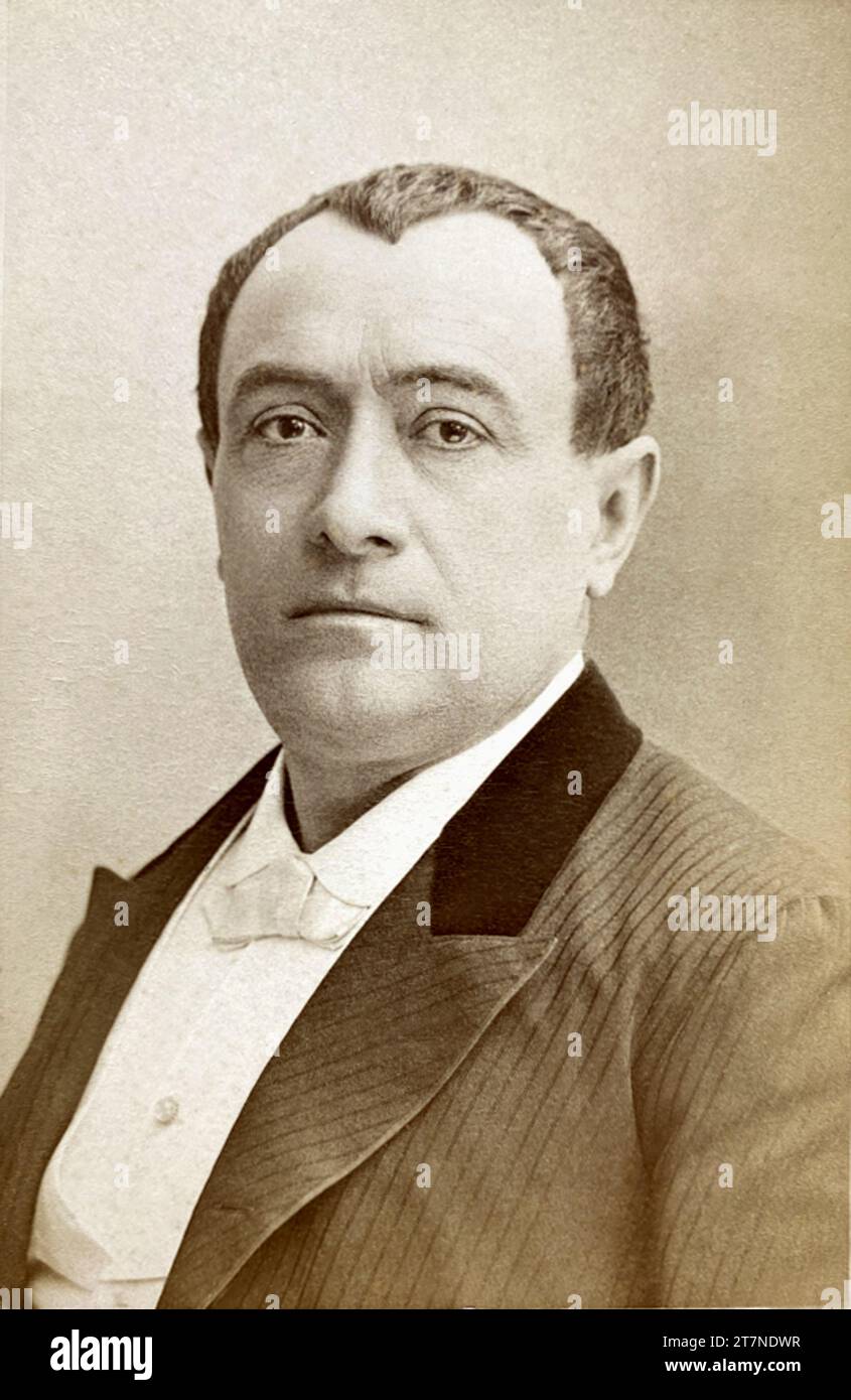 1880 c., Paris , FRANCE : The french Belle Epoque singer JEAN-PAUL HABANS aka PAULUS ( Jean Paul , 1845 - 1908 ) . At was one of the biggest stars of the Cafe-Concert in France . Photo by NADAR , Paris .- CANTANTE - MUSICA - FOTO STORICHE - HISTORY - portrait - ritratto - TEATRO - THEATRE - Café Chantant - TABARIN - musical --- Archivio GBB Stock Photo
