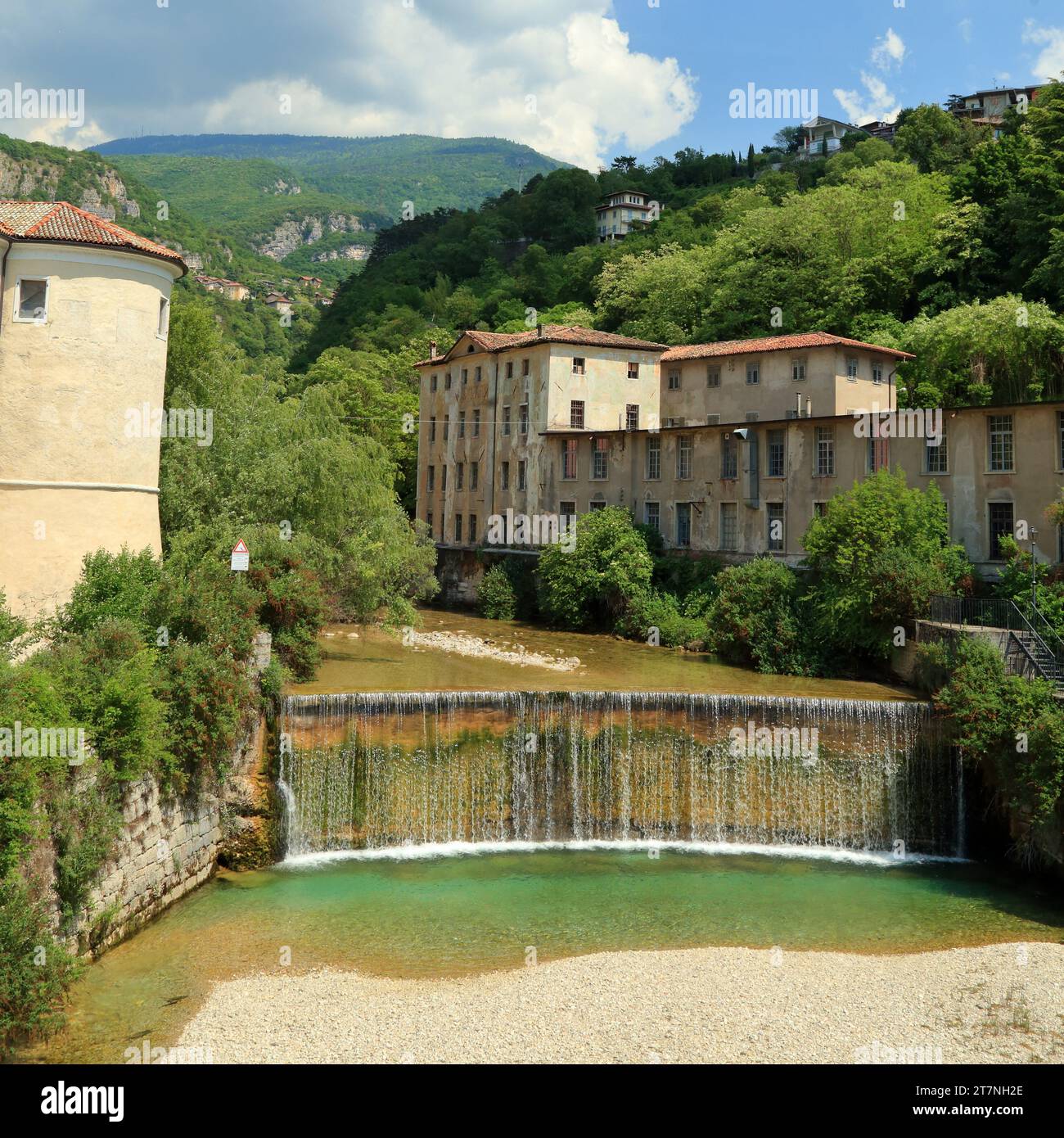Fiume torrente leno hi-res stock photography and images - Alamy