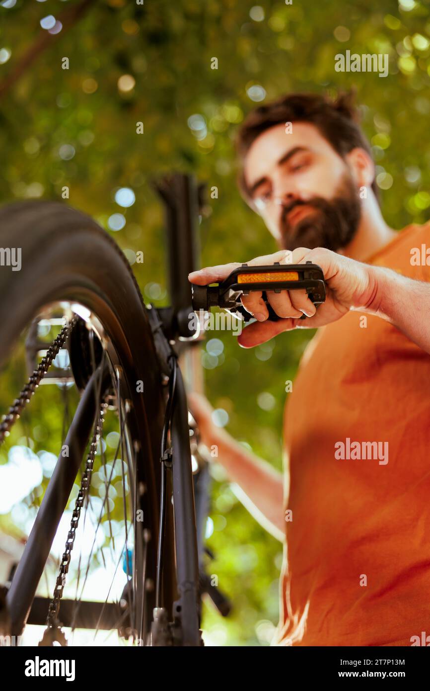 Man repairing bike hi res stock photography and images Page 51 Alamy