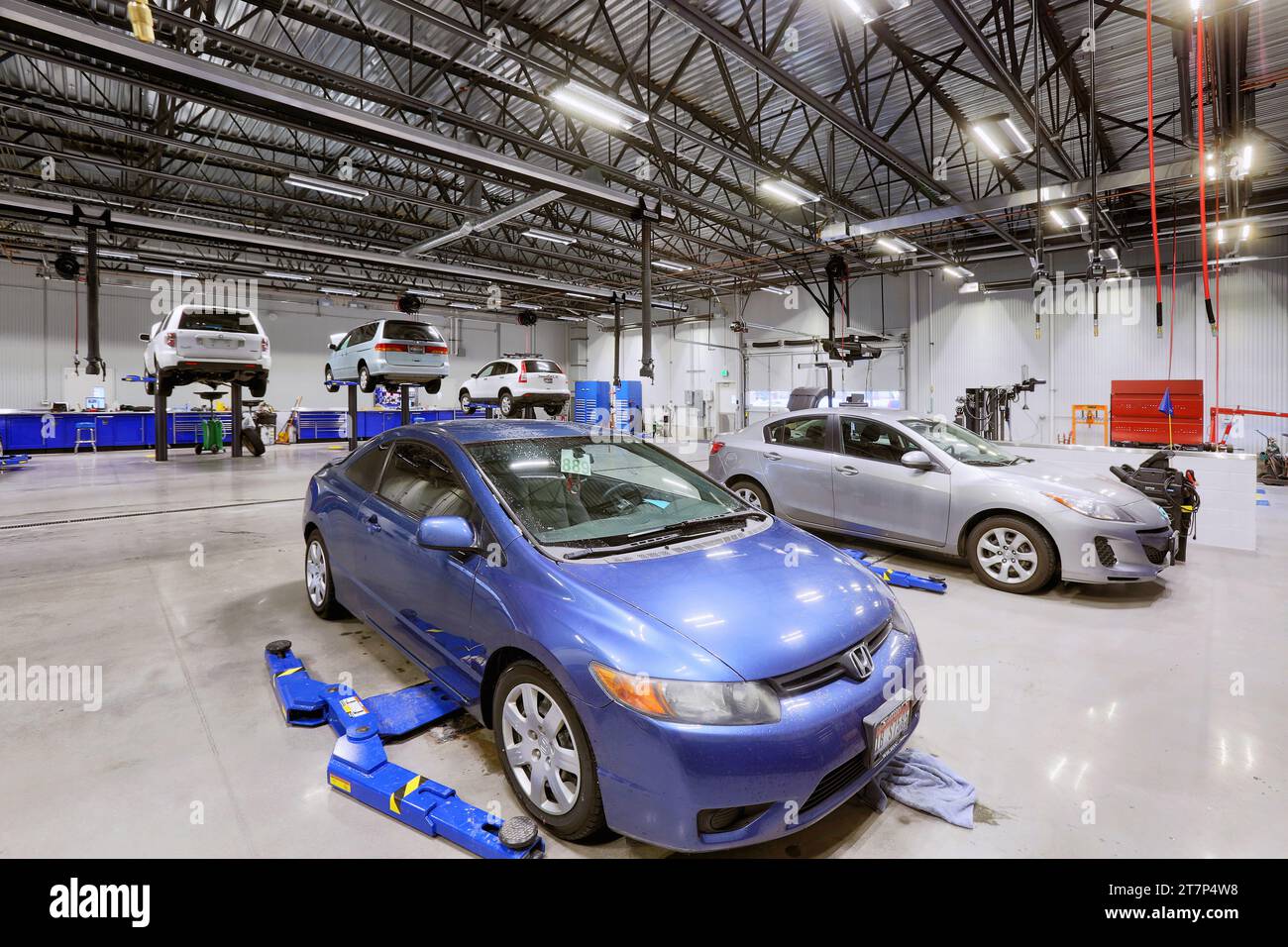 Hydraulic lifts hi-res stock photography and images - Alamy