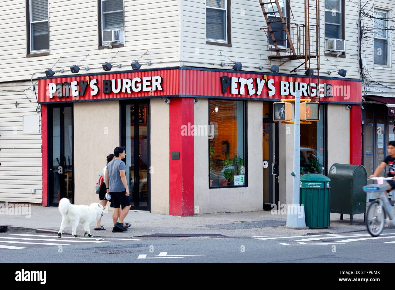 Petey's Burgers, 46-46 Vernon Blvd, Queens, NYC storefront photo of a hamburger restaurant in Long Island City. Stock Photo