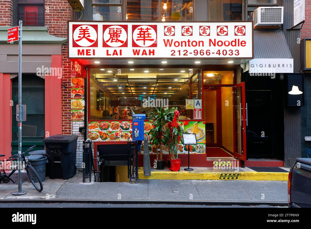 Mei Lai Wah Wonton Noodle Bar, 23 Pell St, New York, NYC storefront photo of a cantonese chinese american restaurant in Manhattan Chinatown. Stock Photo