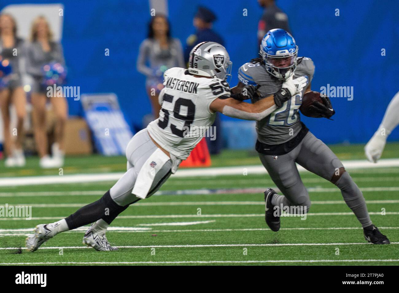 Detroit, MI, USA: Detroit Lions running back Jahmyr Gibbs (26) runs with the ball while covered by Las Vegas Raiders linebacker Luke Masterson (59) du Stock Photo