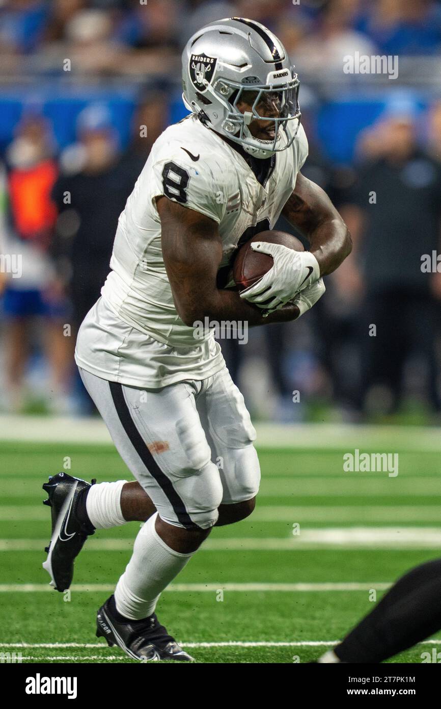 Detroit, MI, USA: Las Vegas Raiders running back Josh Jacobs (8) runs with the ball during an NFL game against the Detroit Lions at Ford Field, Monday Stock Photo