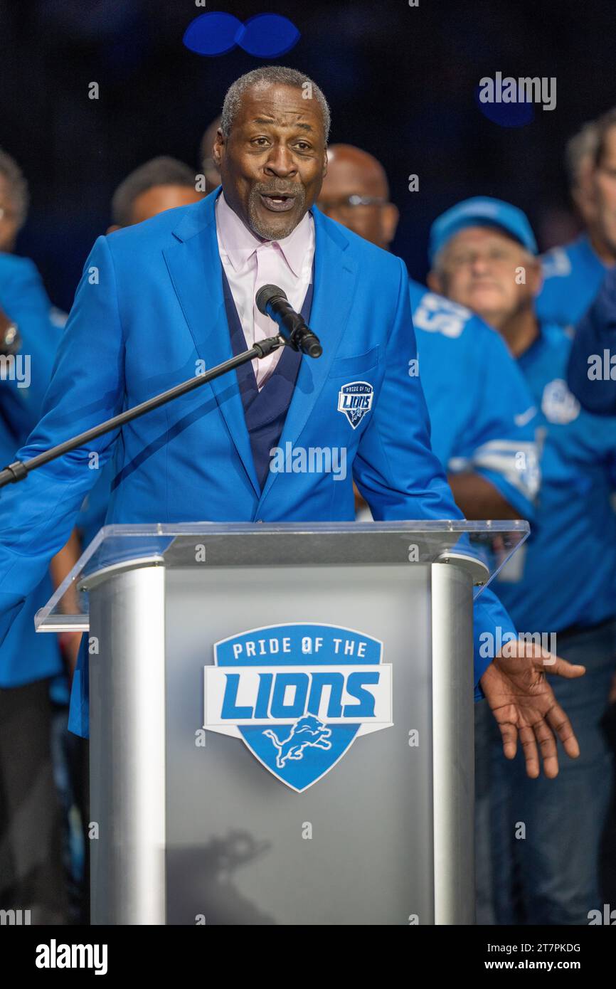 Detroit Lions enshrinee Lomas Brown addresses the crowd at the podium of the Pride of the Lions Induction Ceremony during the halftime of a NFL regula Stock Photo