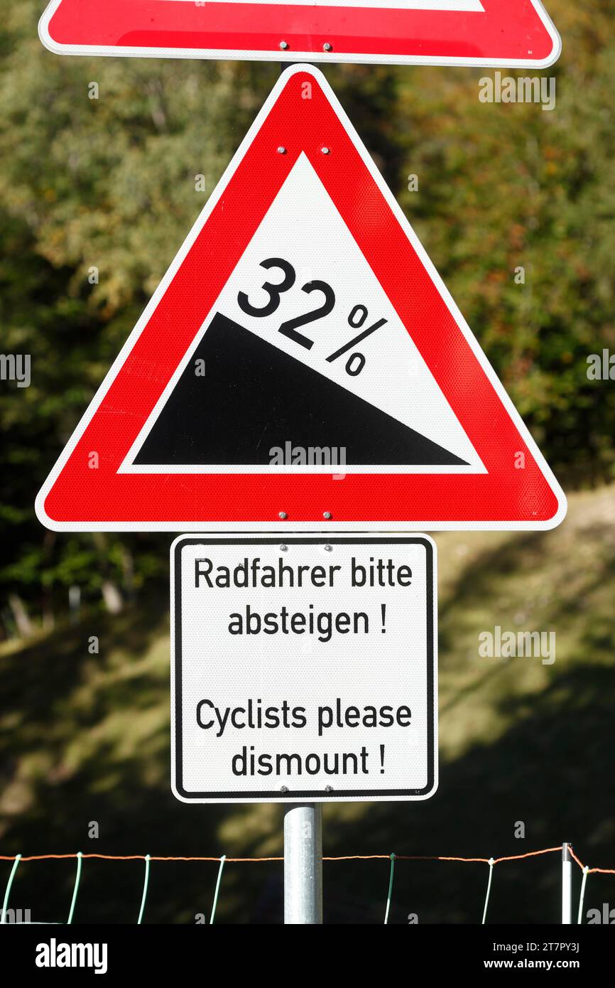 Traffic sign, gradient 32 %, cyclists please dismount, Garmisch-Partenkirchen, Upper Bavaria, Bavaria, Germany Stock Photo