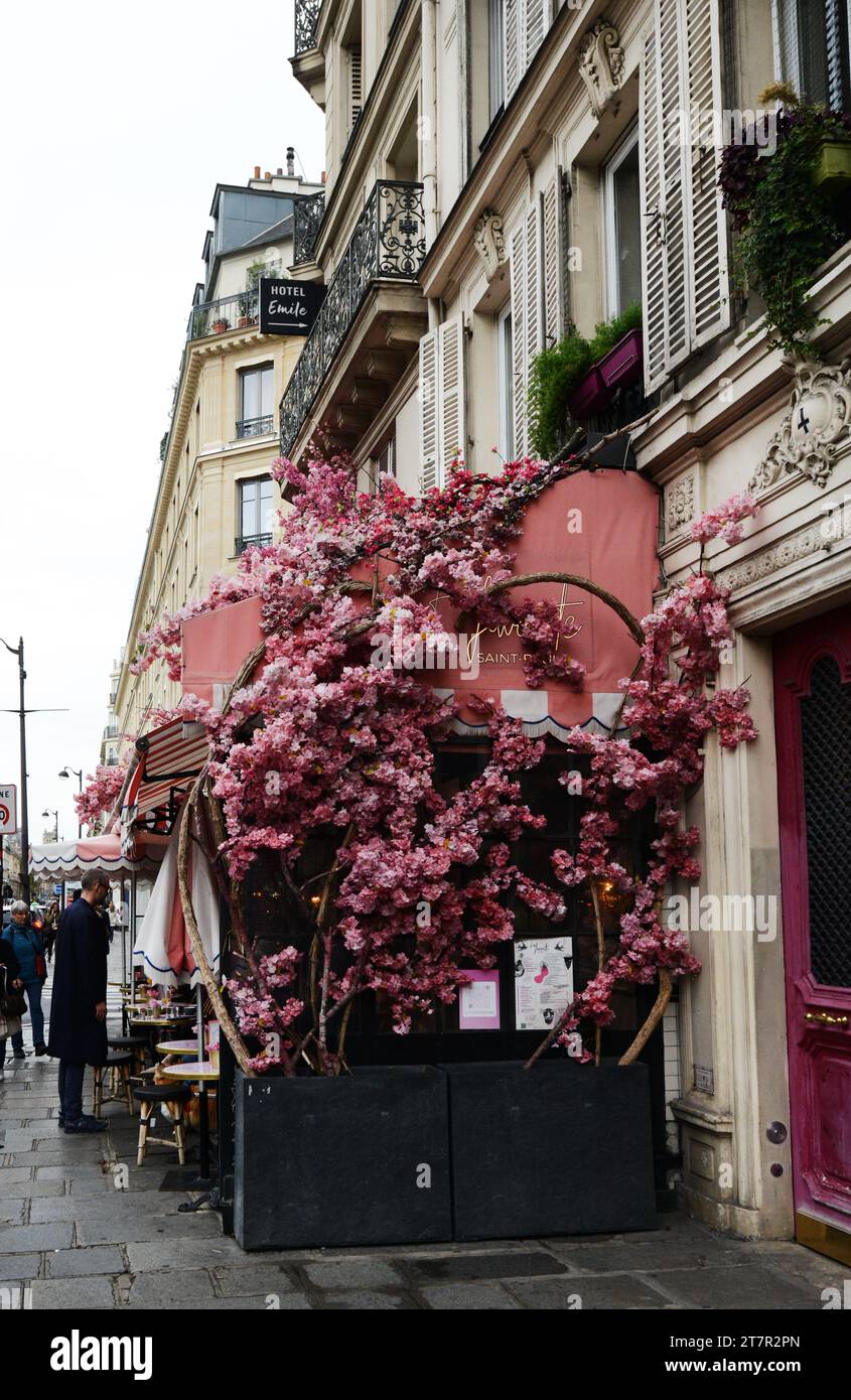Brasserie chic hi-res stock photography and images - Alamy