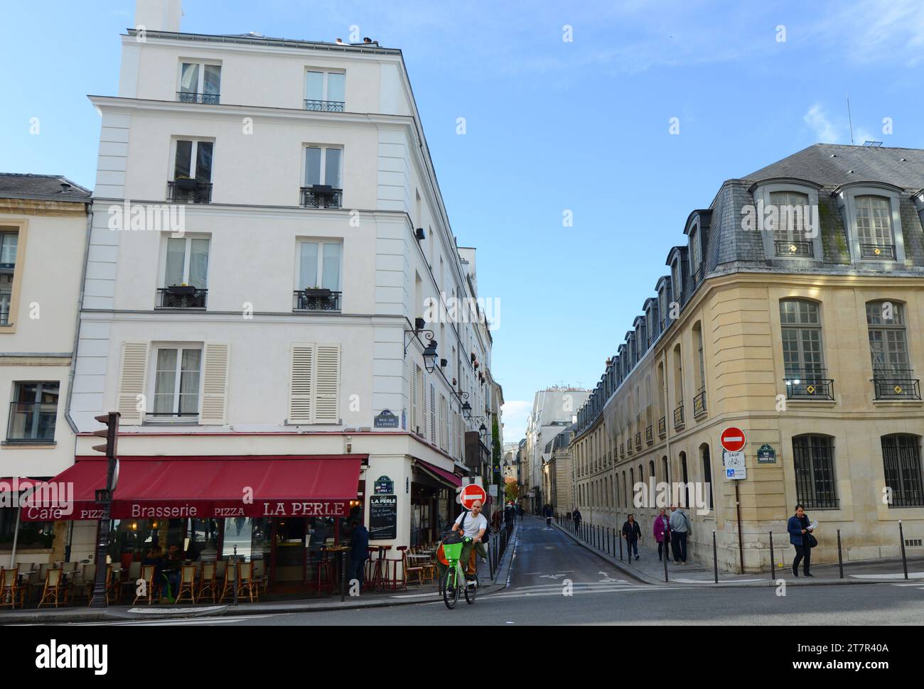Brasserie La Perle on the corner of Rue Vieille-du-Temple and Rue De La Perle in Paris, France. Stock Photo