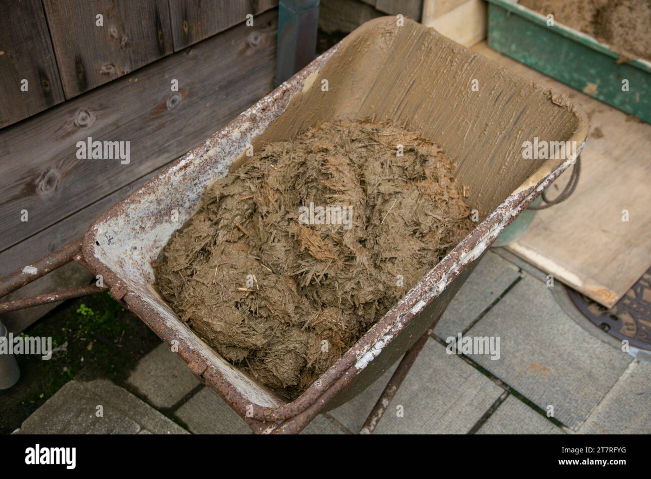 Mixture of straw and mud for the reconstruction of an old Japanese