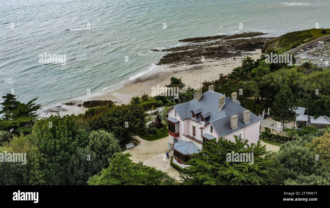 Die Villa Dior in Granville aus der Luft fotografiert. Mit Garten und dem Atlantik im Hintergrund. Stock Photo