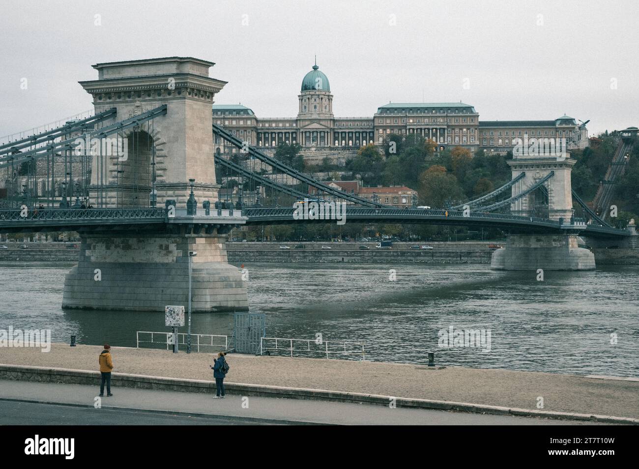 Chain bridge and buda castle budapest hi-res stock photography and ...