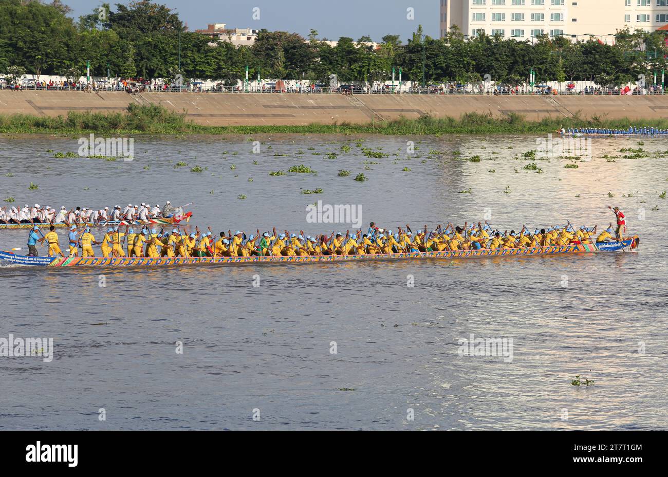 Dragonboats racing competition for Bon Om Touk Water Festival in Phnom Penh on Tonle Sap & Mekong River confluence, traditional boat races, Cambodia Stock Photo