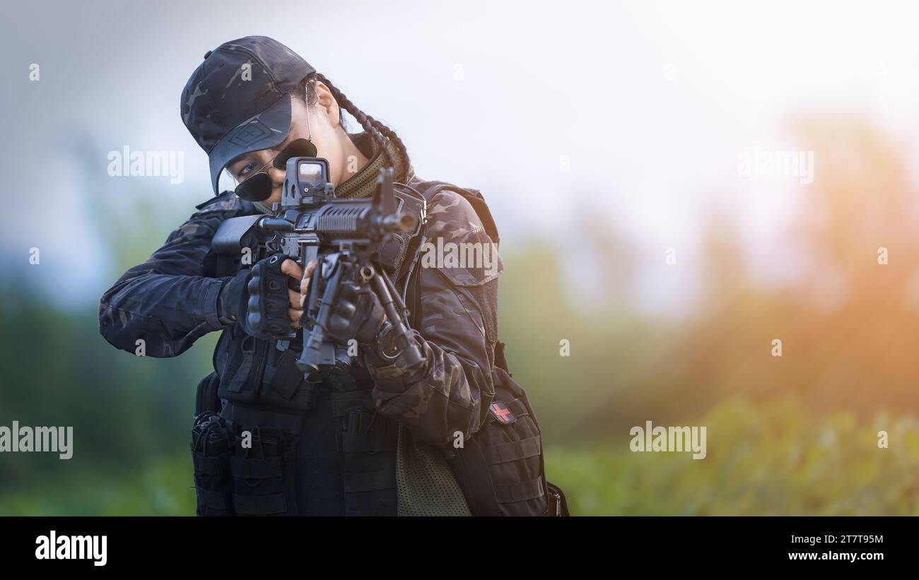 Female in combat gear hi-res stock photography and images - Alamy