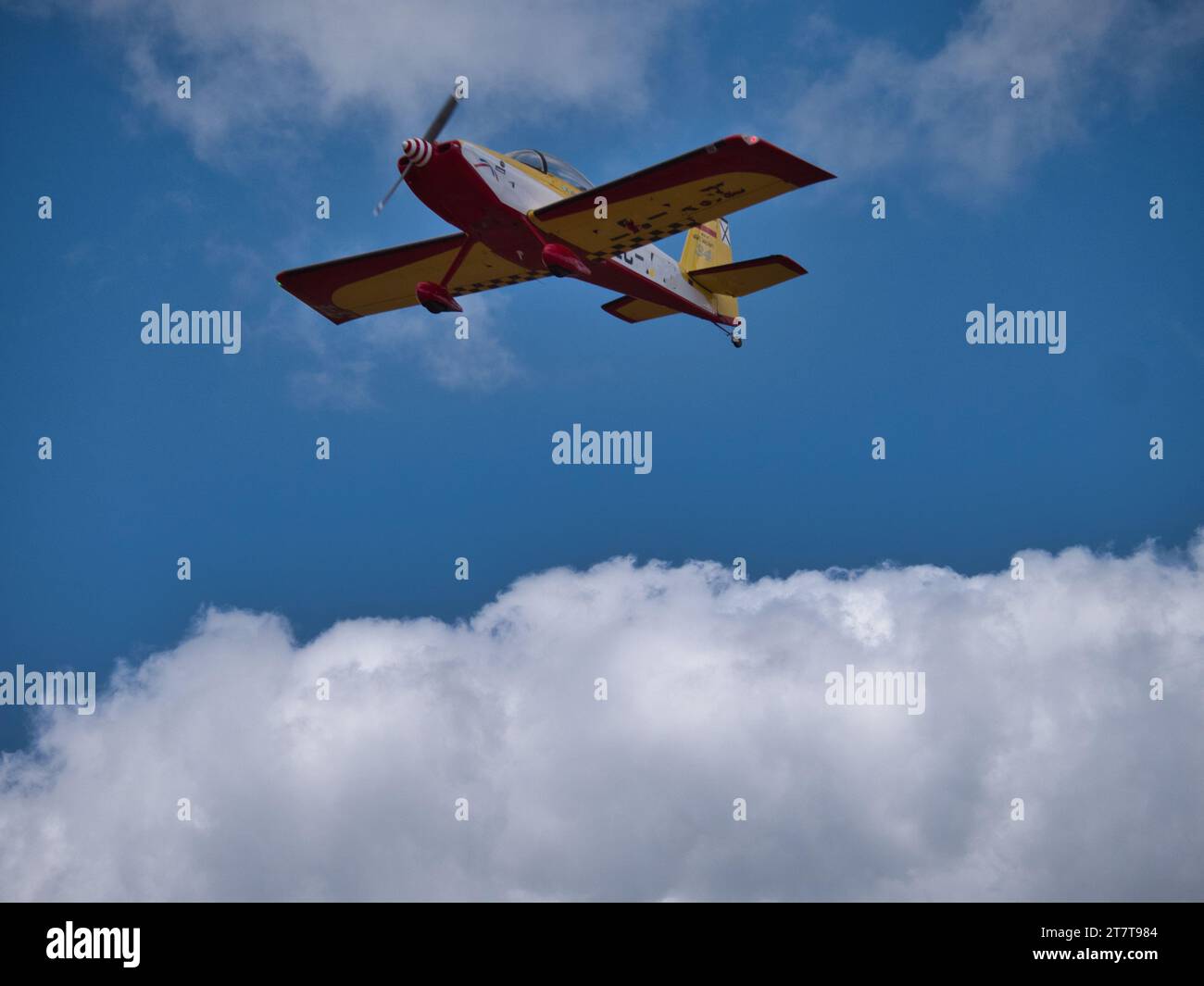 Retro airplane flying in sky hi-res stock photography and images - Alamy