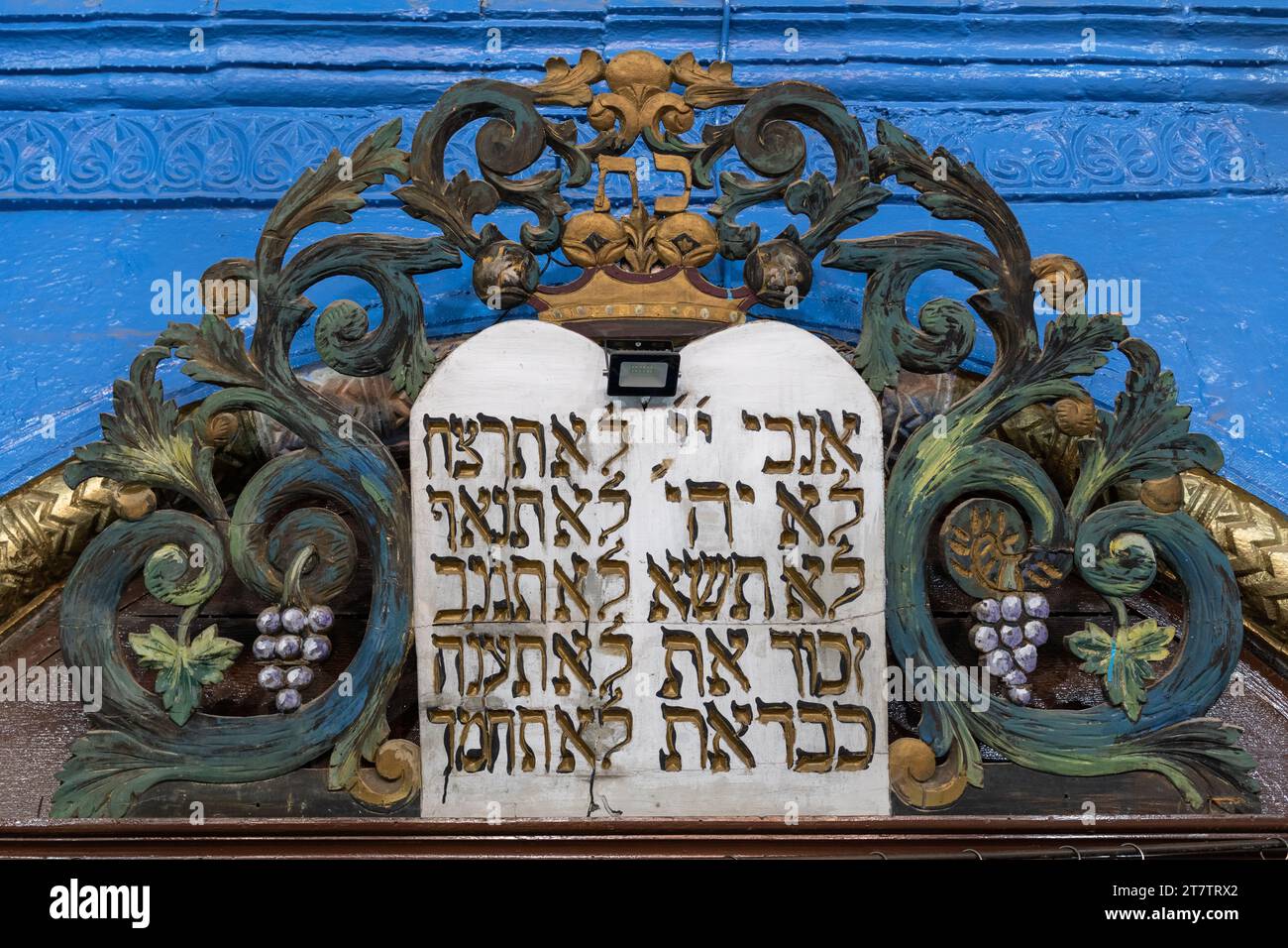 Ornate wood carving of grapevine and tablets with the 10 commandments in abbreviated Hebrew. The words read,  from top right row: I am the Lord, No ot Stock Photo
