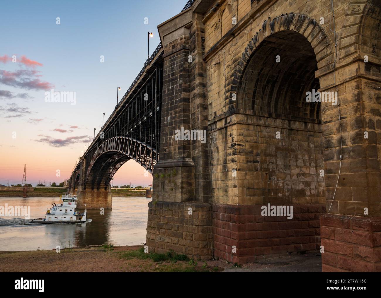 Eads Bridge Crosses Mississippi River From St. Louis, Missouri, to East St. Louis, Illinois Stock Photo