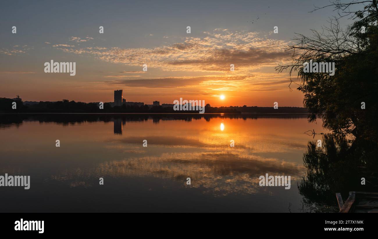 Red sun reflection on river hi-res stock photography and images - Alamy