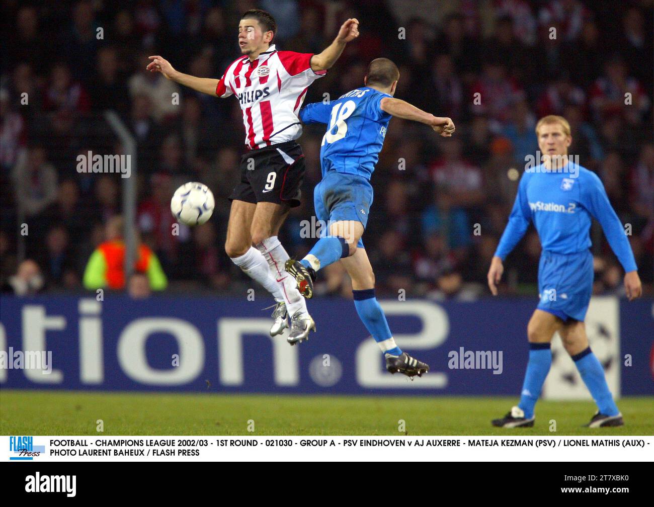 FOOTBALL - CHAMPIONS LEAGUE 2002/03 - 1ST ROUND - 021030 - GROUP A - PSV EINDHOVEN v AJ AUXERRE - MATEJA KEZMAN (PSV) / LIONEL MATHIS (AUX) - PHOTO LAURENT BAHEUX / FLASH PRESS Stock Photo