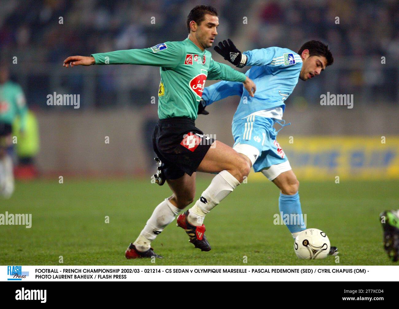 FOOTBALL - FRENCH CHAMPIONSHIP 2002/03 - 021214 - CS SEDAN v OLYMPIQUE MARSEILLE - PASCAL PEDEMONTE (SED) / CYRIL CHAPUIS (OM) - PHOTO LAURENT BAHEUX / FLASH PRESS Stock Photo