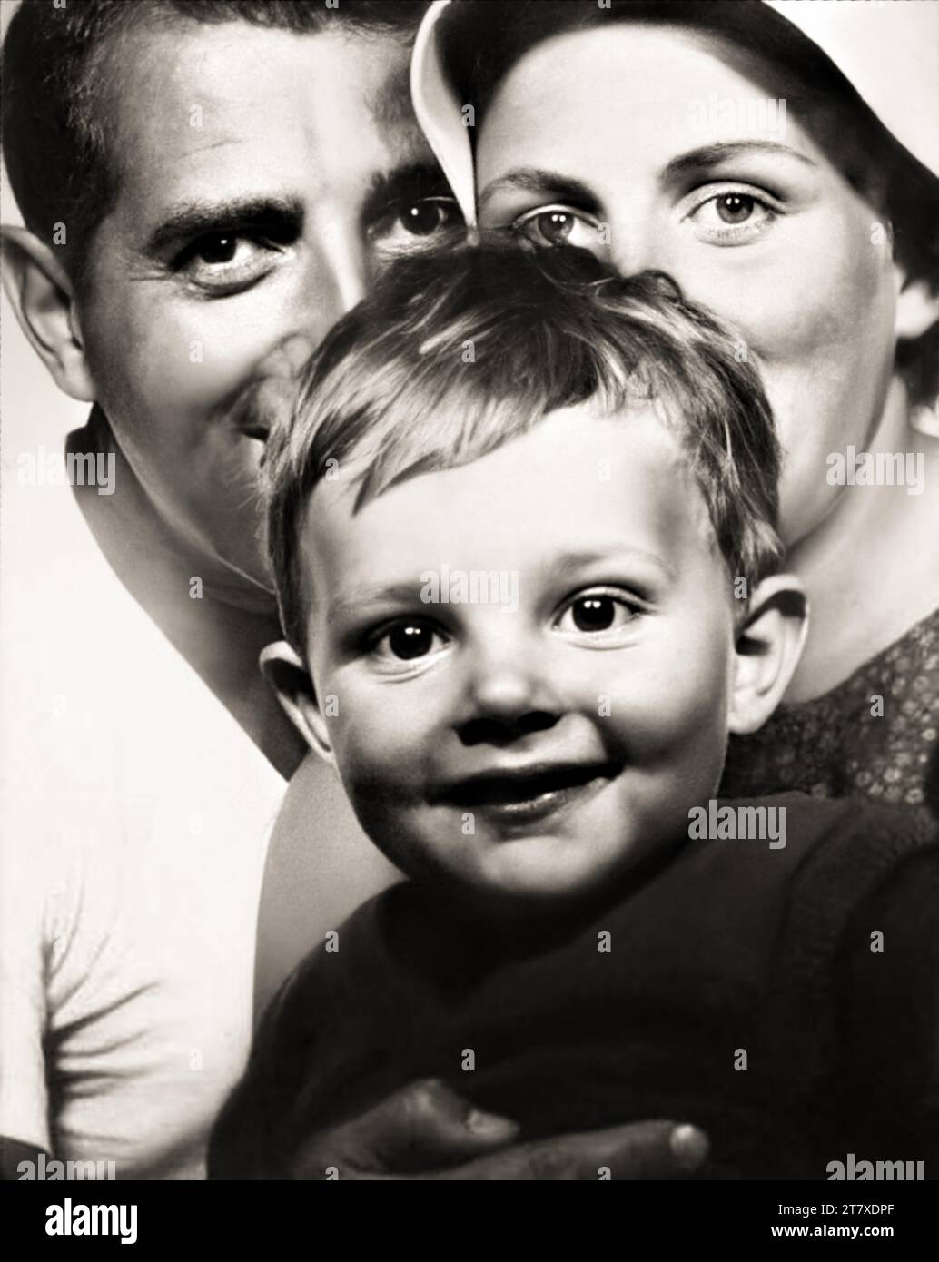 1967 c., Firenze , ITALY: The italian movie director  LEONARDO PIERACCIONI ( born 17 february 1965 ) when was a young boy aged 2 with his mother CARLA NELLI ( born 15 march 1940 ) and father OSVALDO ( 1934 - 2015 ). Unknown photographer .- HISTORY - FOTO STORICHE - REGISTA CINEMATOGRAFICO - MOVIE - CINEMA - PORTRAIT - RITRATTO - personalità da bambino bambini da giovani giovane - personality personalities when was young - INFANZIA - CHILDHOOD - baby - madre - mamma - padre - papà - PARENTS - GENITORI - FAMIGLIA - FAMILY - ITALIA - FOTOTESSERA - FOTO TESSERA - PHOTO BOOTH - photo-booth --- ARCH Stock Photo