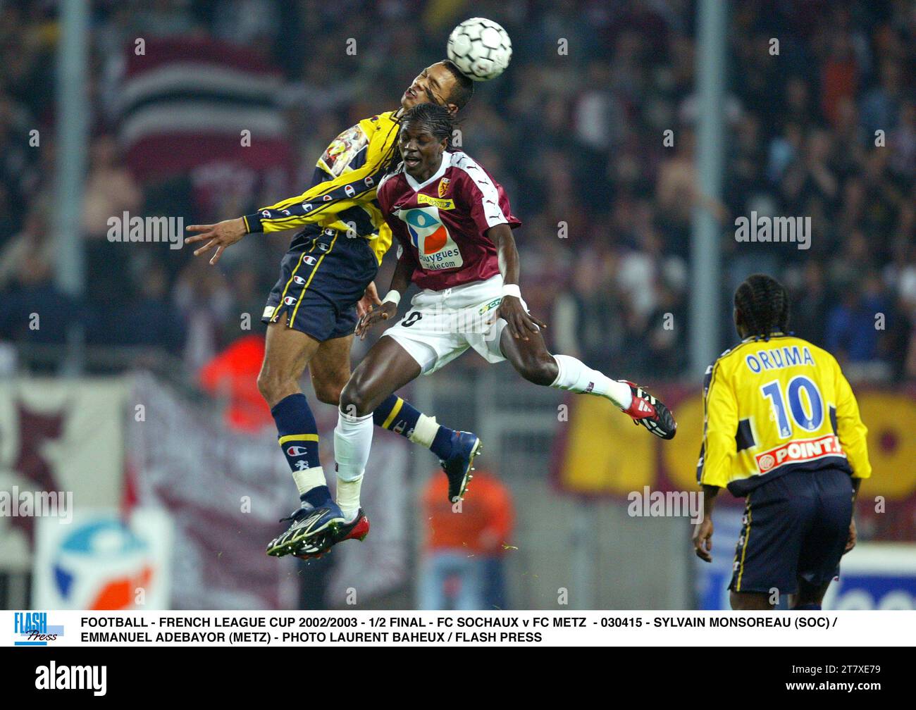FOOTBALL - FRENCH LEAGUE CUP 2002/2003 - 1/2 FINAL - FC SOCHAUX v FC METZ - 030415 - SYLVAIN MONSOREAU (SOC) / EMMANUEL ADEBAYOR (METZ) - PHOTO LAURENT BAHEUX / FLASH PRESS Stock Photo