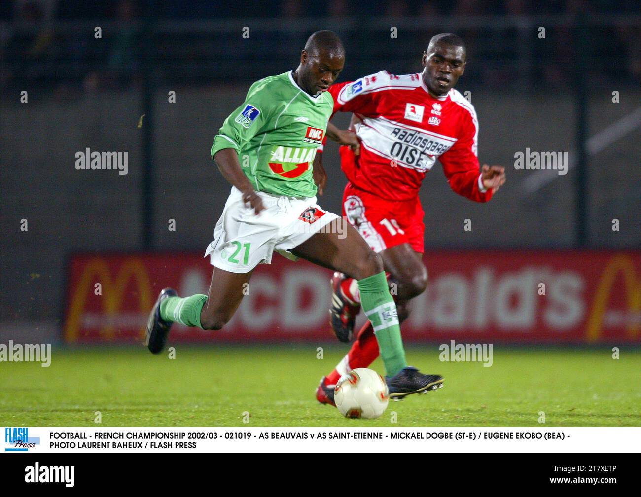 FOOTBALL - FRENCH CHAMPIONSHIP 2002/03 - 021019 - AS BEAUVAIS v AS SAINT-ETIENNE - MICKAEL DOGBE (ST-E) / EUGENE EKOBO (BEA) - PHOTO LAURENT BAHEUX / FLASH PRESS Stock Photo