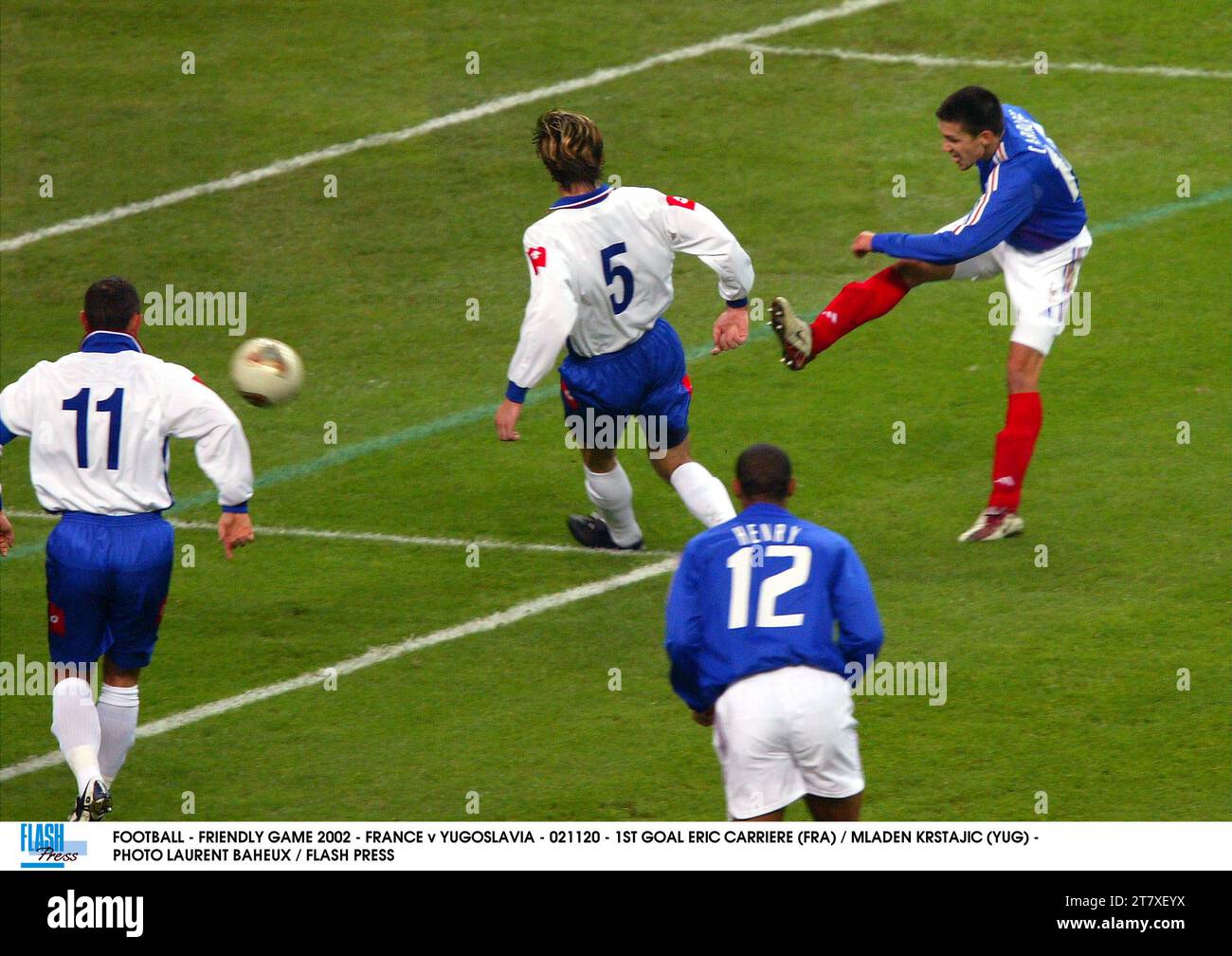 FOOTBALL - FRIENDLY GAME 2002 - FRANCE v YUGOSLAVIA - 021120 - 1ST GOAL ERIC CARRIERE (FRA) / MLADEN KRSTAJIC (YUG) - PHOTO LAURENT BAHEUX / FLASH PRESS Stock Photo