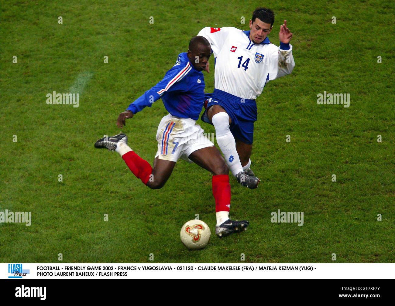 FOOTBALL - FRIENDLY GAME 2002 - FRANCE v YUGOSLAVIA - 021120 - CLAUDE MAKELELE (FRA) / MATEJA KEZMAN (YUG) - PHOTO LAURENT BAHEUX / FLASH PRESS Stock Photo