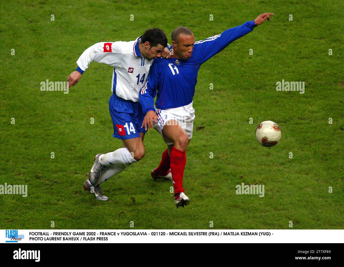 FOOTBALL - FRIENDLY GAME 2002 - FRANCE v YUGOSLAVIA - 021120 - MICKAEL SILVESTRE (FRA) / MATEJA KEZMAN (YUG) - PHOTO LAURENT BAHEUX / FLASH PRESS Stock Photo