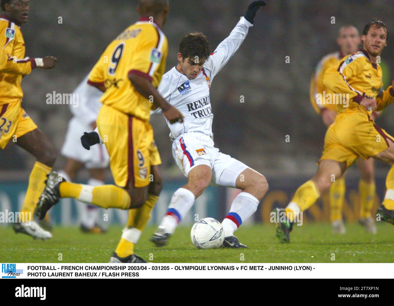 FOOTBALL - FRENCH CHAMPIONSHIP 2003/04 - 031205 - OLYMPIQUE LYONNAIS v FC METZ - JUNINHO (LYON) - PHOTO LAURENT BAHEUX / FLASH PRESS Stock Photo