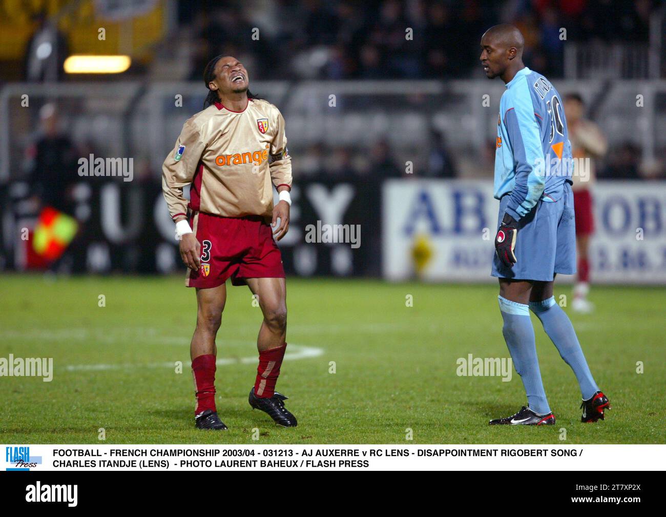 FOOTBALL - FRENCH CHAMPIONSHIP 2003/04 - 031213 - AJ AUXERRE v RC LENS - DISAPPOINTMENT RIGOBERT SONG / CHARLES ITANDJE (LENS) - PHOTO LAURENT BAHEUX / FLASH PRESS Stock Photo