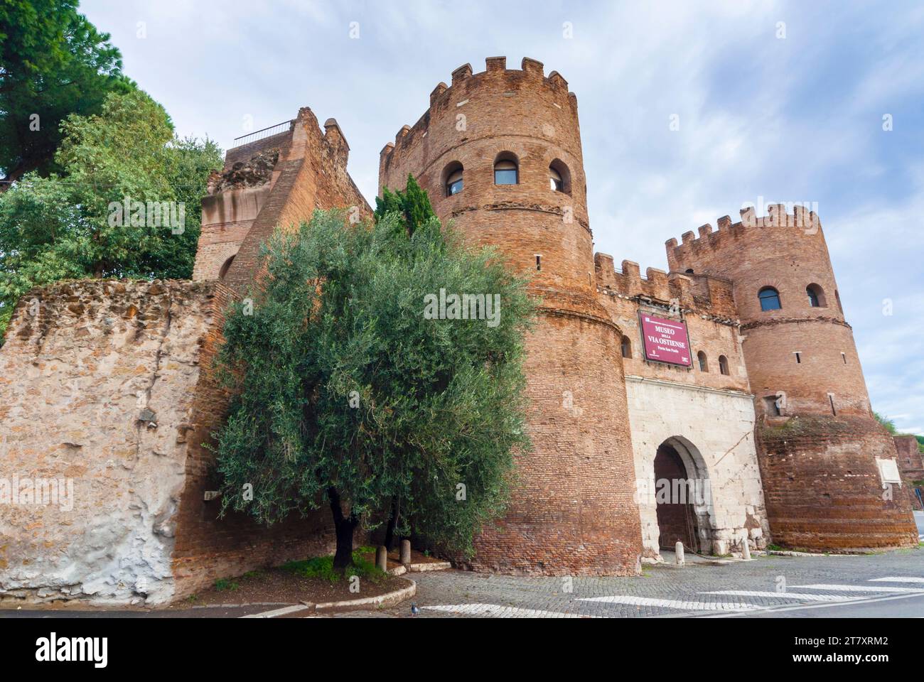 Porta San Paolo (St. Paulus Gate), Roman Aurelian Walls (Mura Aureliane), UNESCO World Heritage Site, Rome, Latium (Lazio), Italy, Europe Stock Photo