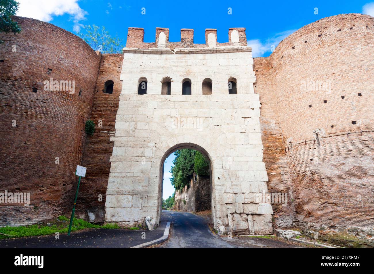 Porta Latina (Latin Gate), Roman Aurelian Walls (Mura Aureliane), UNESCO World Heritage Site, Rome, Latium (Lazio), Italy, Europe Stock Photo