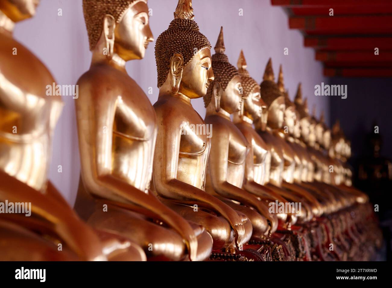 Row of golden Buddha statues, earth witness gesture, Wat Pho (Temple of the Reclining Buddha), Bangkok, Thailand, Southeast Asia, Asia Stock Photo