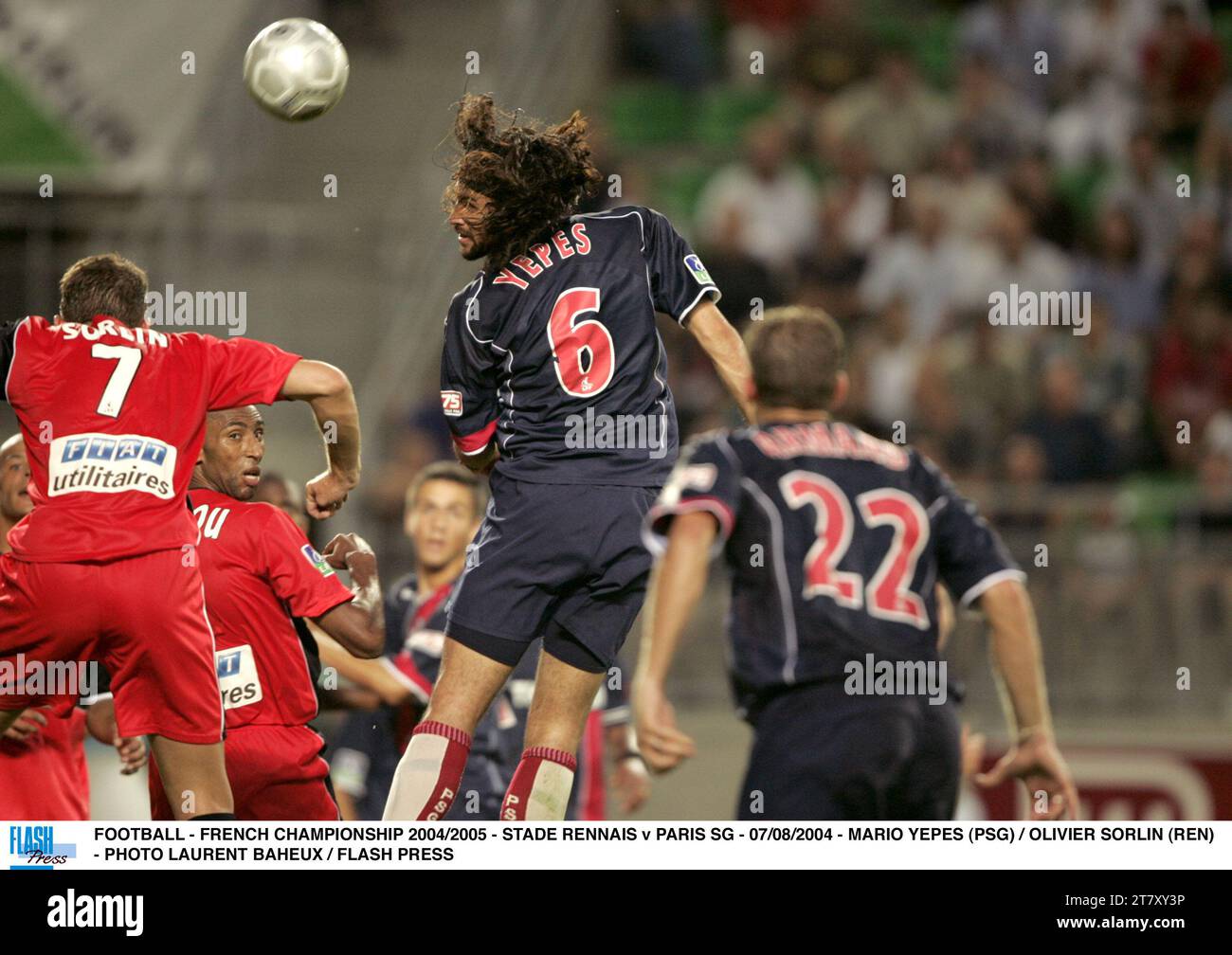 FOOTBALL - FRENCH CHAMPIONSHIP 2004/2005 - STADE RENNAIS v PARIS SG - 07/08/2004 - MARIO YEPES (PSG) / OLIVIER SORLIN (REN) - PHOTO LAURENT BAHEUX / FLASH PRESS Stock Photo
