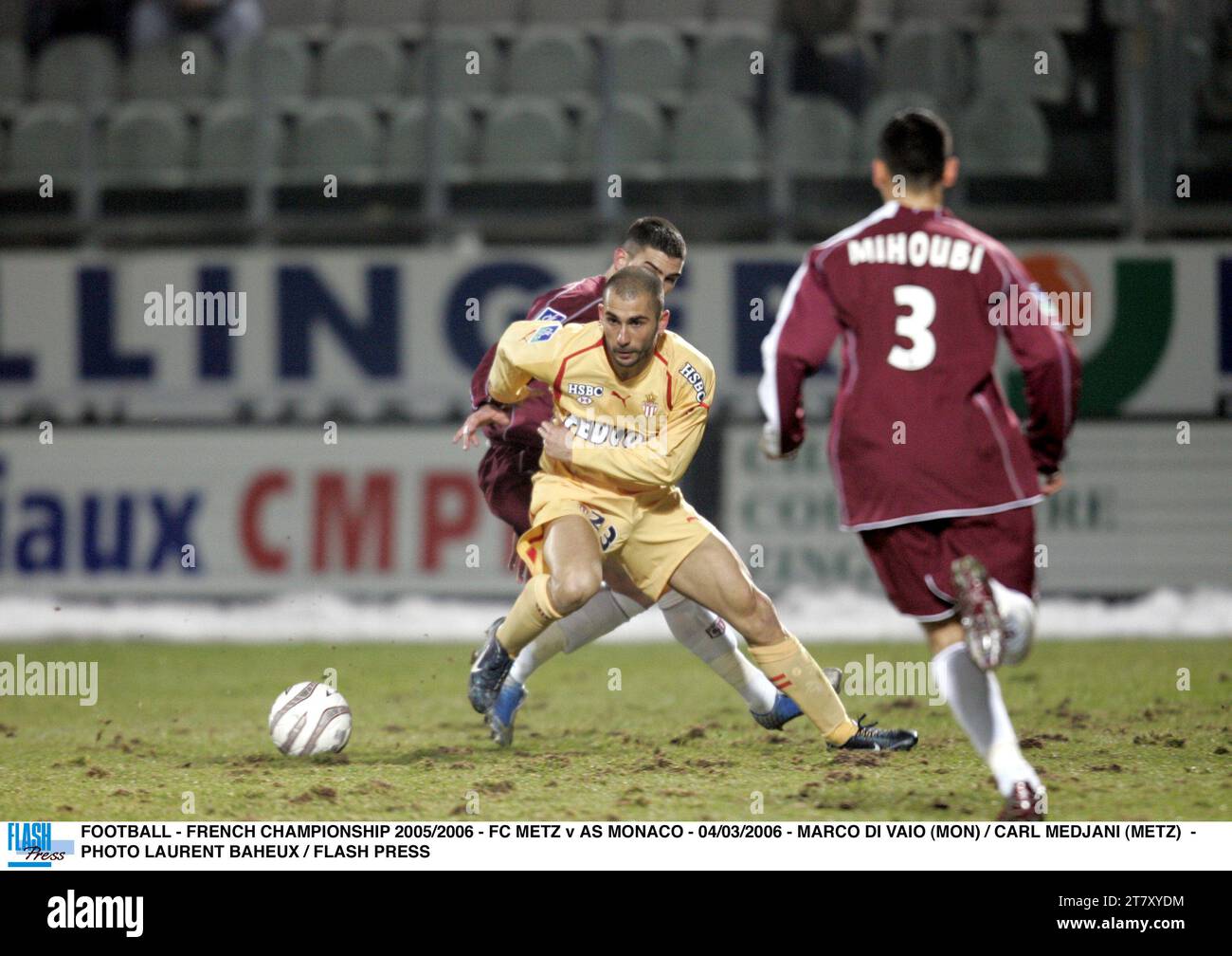 FOOTBALL - FRENCH CHAMPIONSHIP 2005/2006 - FC METZ v AS MONACO - 04/03/2006 - MARCO DI VAIO (MON) / CARL MEDJANI (METZ) - PHOTO LAURENT BAHEUX / FLASH PRESS Stock Photo
