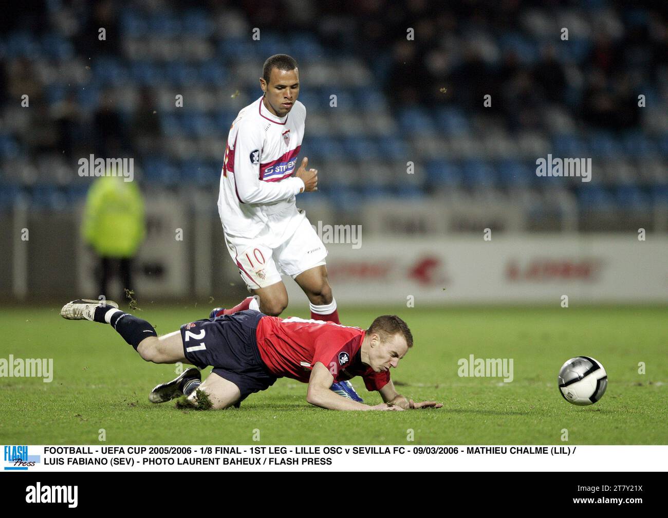 FOOTBALL - UEFA CUP 2005/2006 - 1/8 FINAL - 1ST LEG - LILLE OSC v SEVILLA FC - 09/03/2006 - MATHIEU CHALME (LIL) / LUIS FABIANO (SEV) - PHOTO LAURENT BAHEUX / FLASH PRESS Stock Photo