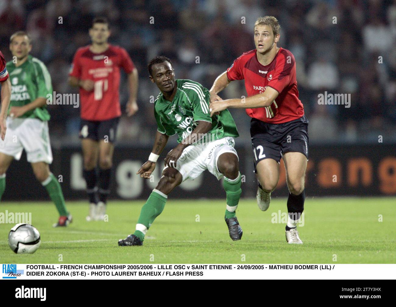 FOOTBALL - FRENCH CHAMPIONSHIP 2005/2006 - LILLE OSC v SAINT ETIENNE - 24/09/2005 - MATHIEU BODMER (LIL) / DIDIER ZOKORA (ST-E) - PHOTO LAURENT BAHEUX / FLASH PRESS Stock Photo