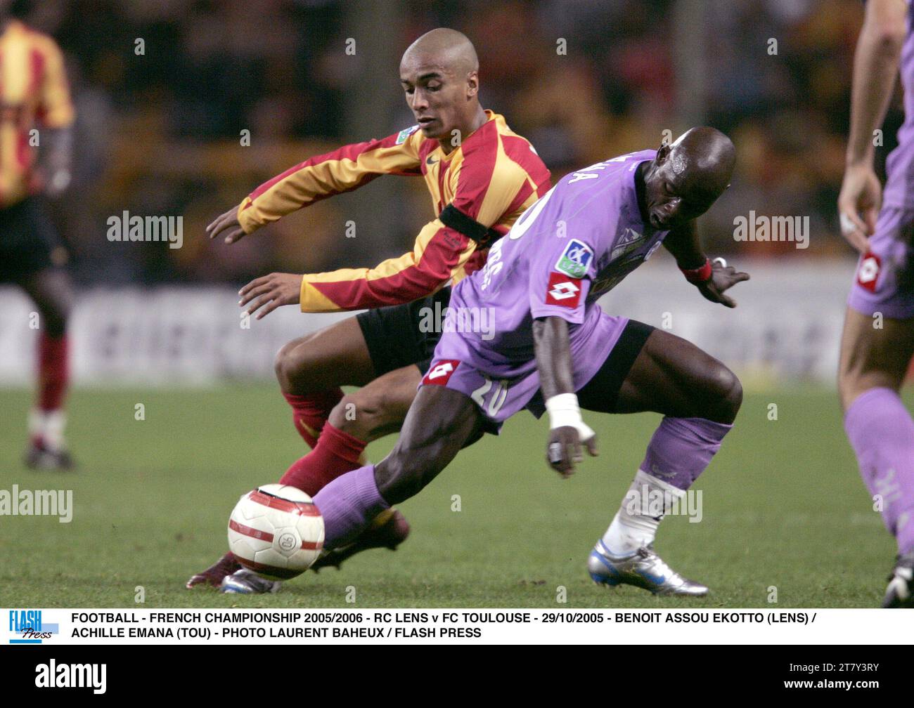 FOOTBALL - FRENCH CHAMPIONSHIP 2005/2006 - RC LENS v FC TOULOUSE - 29/10/2005 - BENOIT ASSOU EKOTTO (LENS) / ACHILLE EMANA (TOU) - PHOTO LAURENT BAHEUX / FLASH PRESS Stock Photo