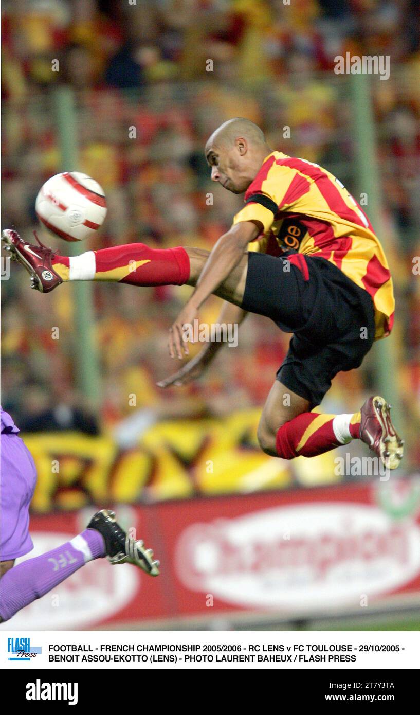 FOOTBALL - FRENCH CHAMPIONSHIP 2005/2006 - RC LENS v FC TOULOUSE - 29/10/2005 - BENOIT ASSOU-EKOTTO (LENS) - PHOTO LAURENT BAHEUX / FLASH PRESS Stock Photo