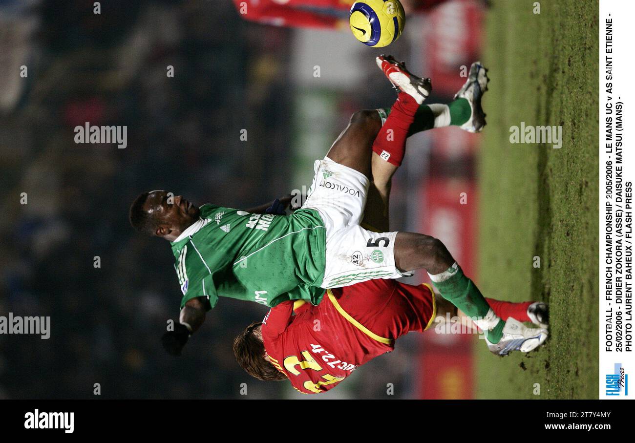 FOOTBALL - FRENCH CHAMPIONSHIP 2005/2006 - LE MANS UC v AS SAINT ETIENNE - 25/02/2006 - DIDIER ZOKORA (ASSE) / DAISUKE MATSUI (MANS) - PHOTO LAURENT BAHEUX / FLASH PRESS Stock Photo