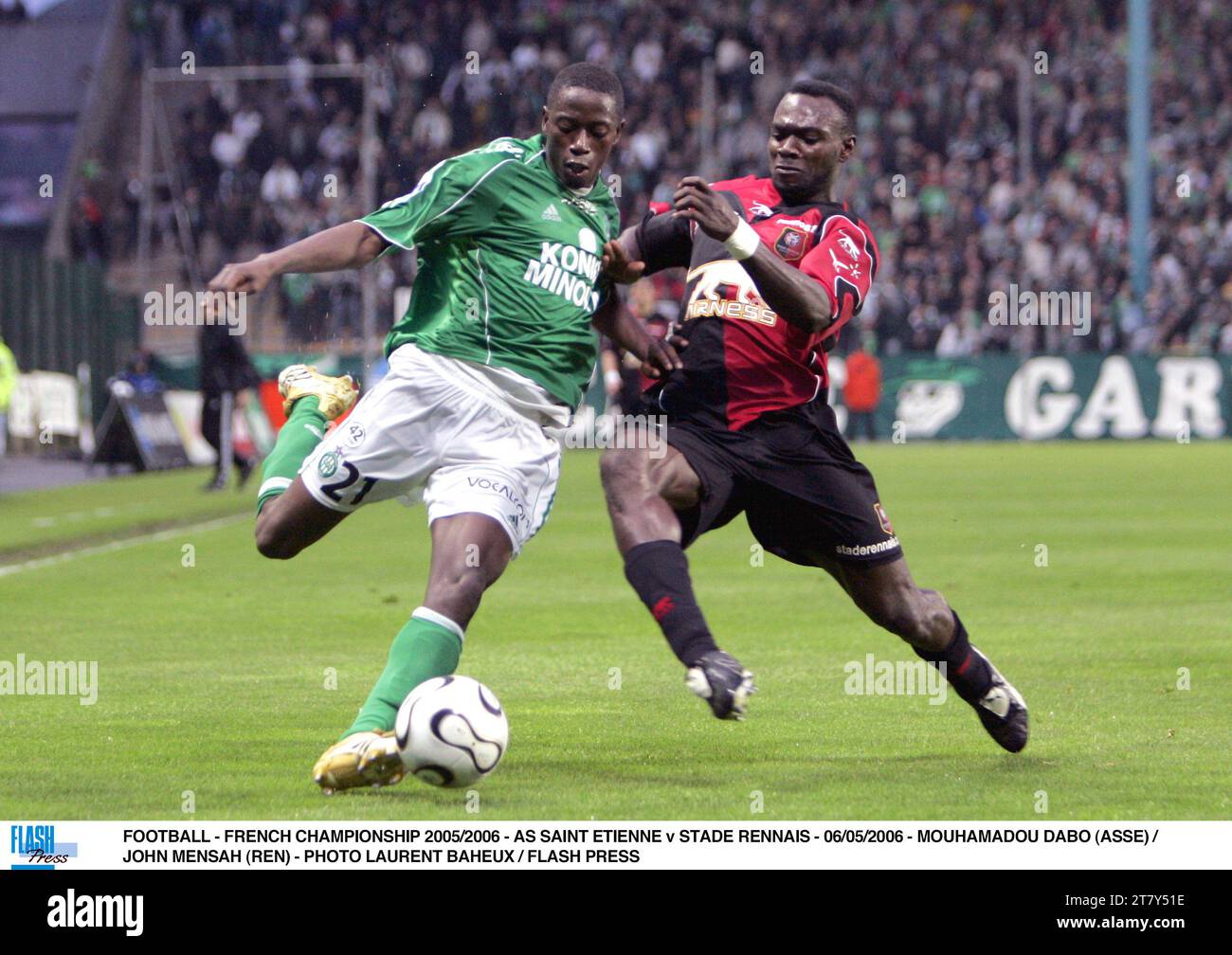 FOOTBALL - FRENCH CHAMPIONSHIP 2005/2006 - AS SAINT ETIENNE v STADE RENNAIS - 06/05/2006 - MOUHAMADOU DABO (ASSE) / JOHN MENSAH (REN) - PHOTO LAURENT BAHEUX / FLASH PRESS Stock Photo