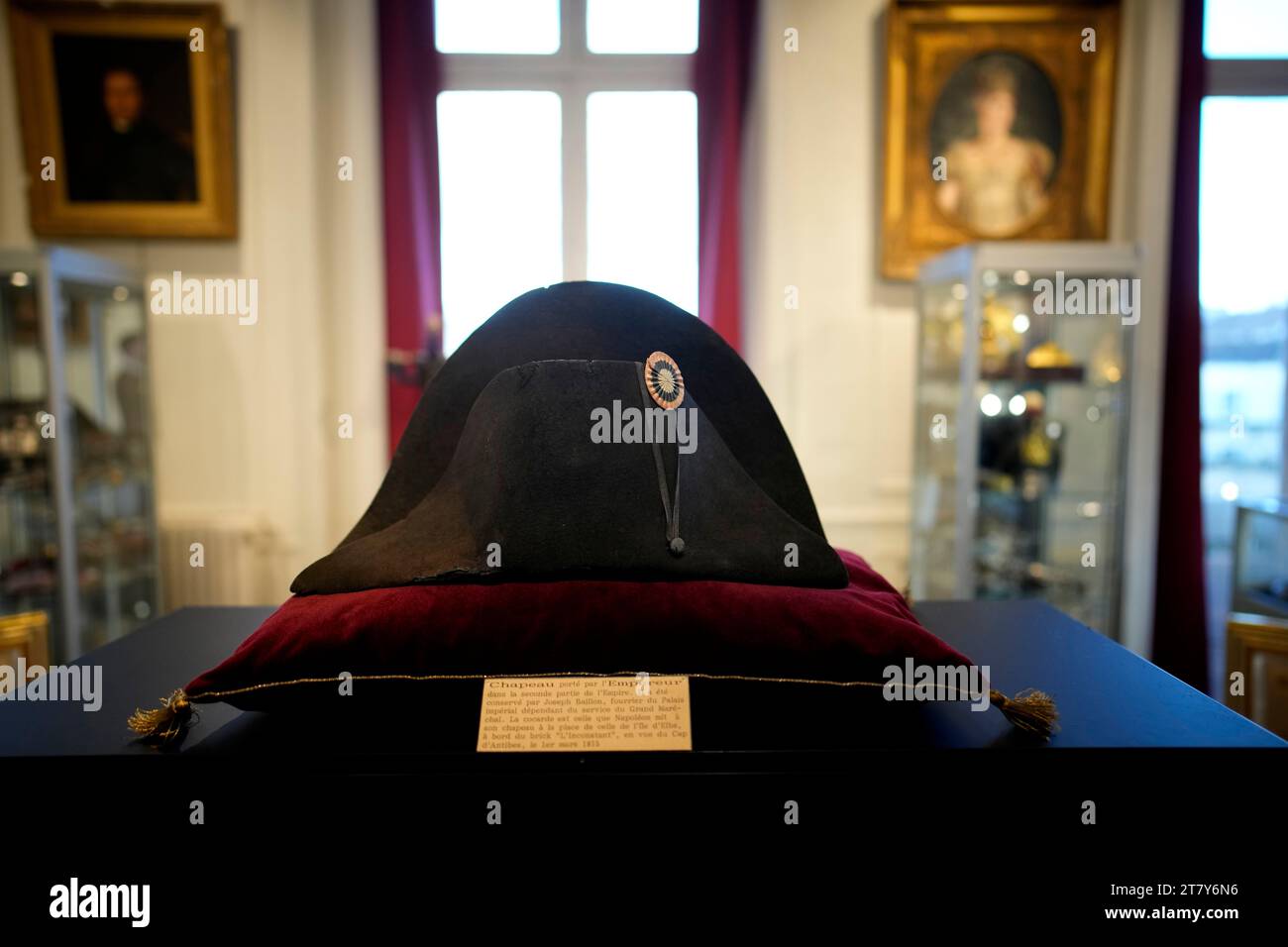 One of the signature broad, black hats that Napoléon wore when he ruled ...